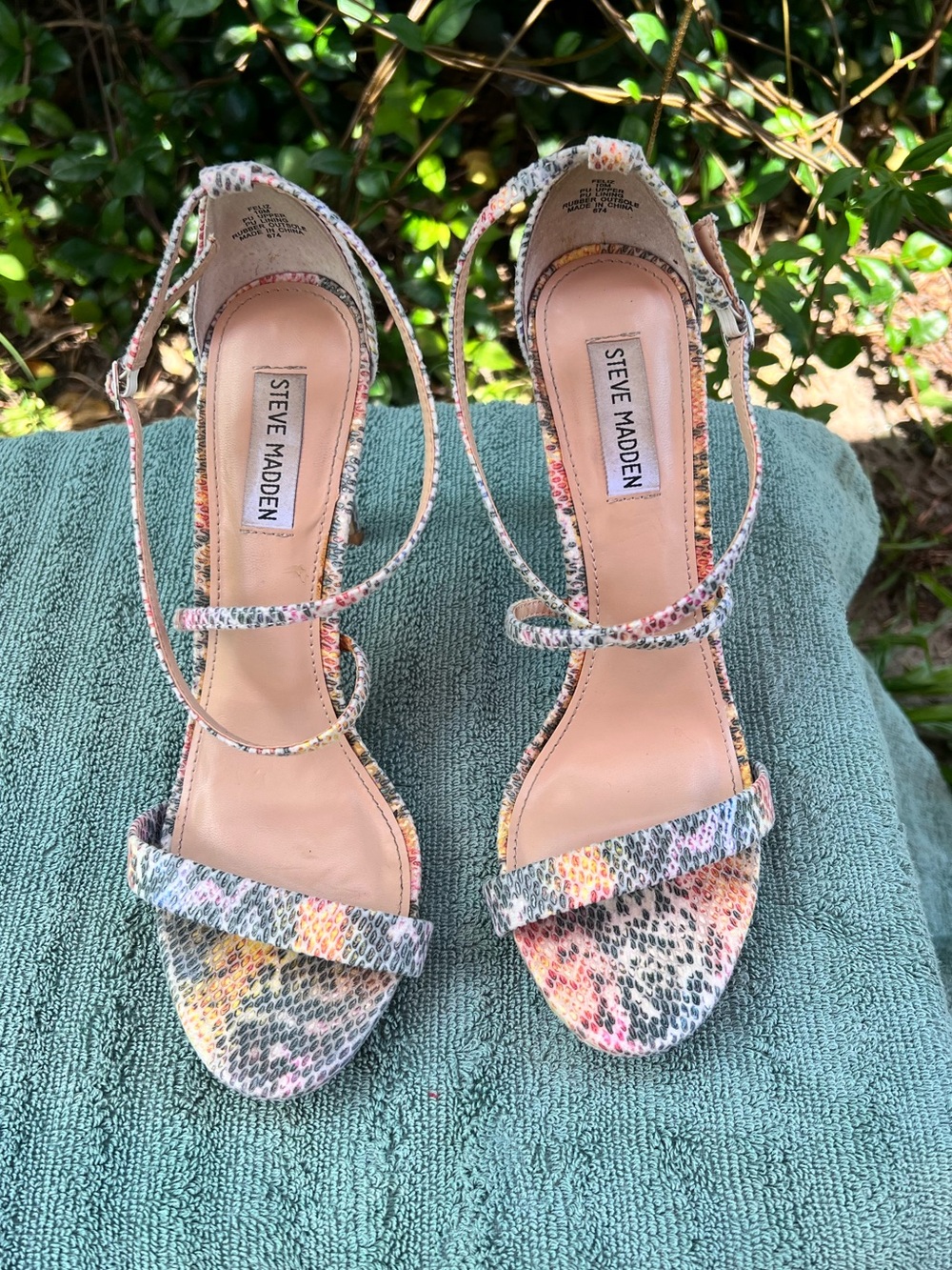 Steve Madden 10M snake pattern heels